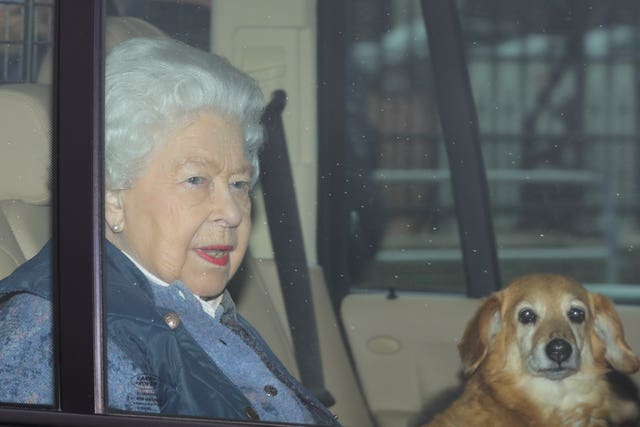 2-51989380 Queen leaves London