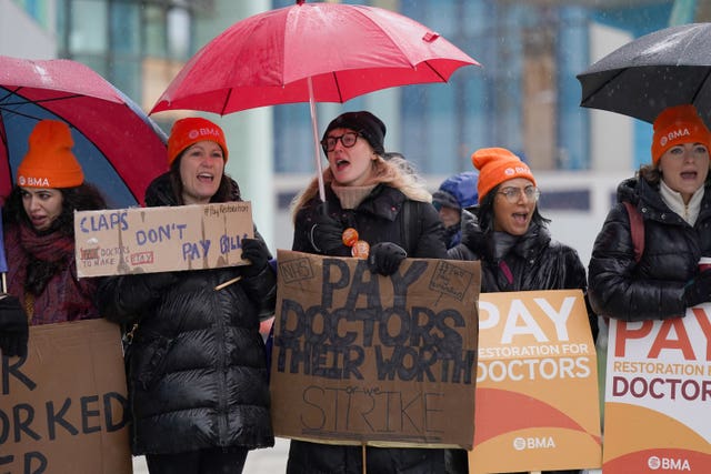 2-71358679 Striking NHS junior doctors on the picket line outside Queen Elizabeth hospital in Birmingham