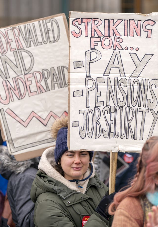 2-71386537 Striking workers