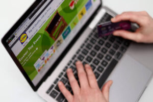 Christmas shoppers warned over fake online reviews