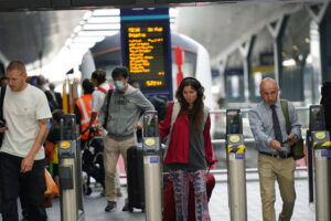London commuter numbers rising but staff embracing hybrid working, O2 data shows