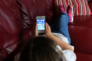 Research finds smartphone screen exposure may lead to earlier onset of puberty