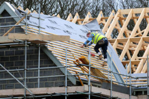 Housebuilders and rising pound put pressure on FTSE