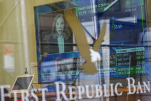 London markets lose earlier gains as jitters return to banking sector
