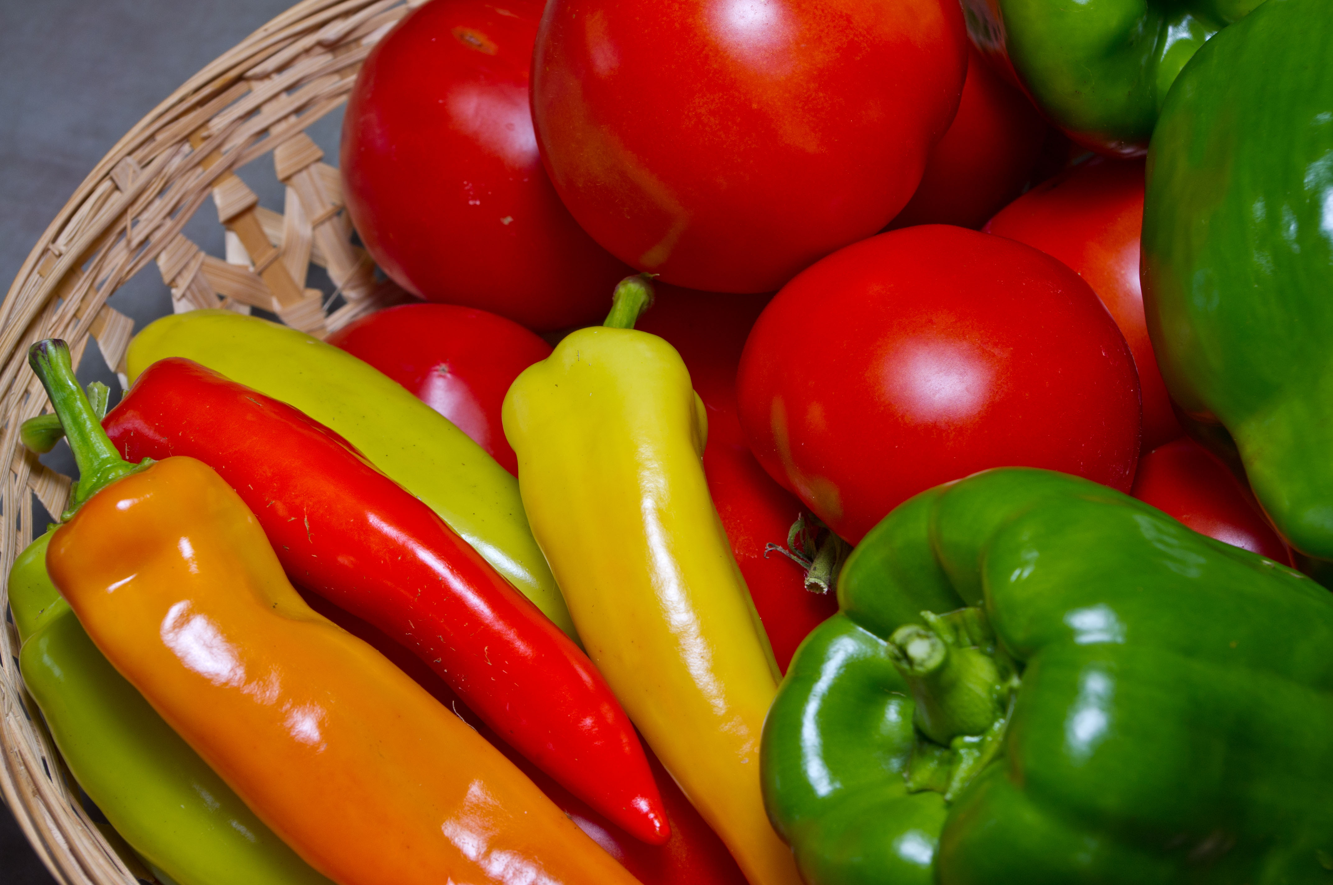 b0f1e8f0-0a5a-40fb-b31d-7aac09b44202 Basket with tomatoes and peppers