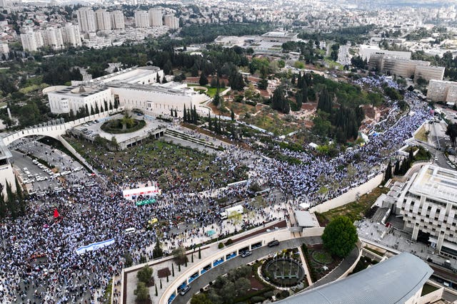 81b873e7160c42609d9a49fd200f5b62 Tens of thousands Israelis protesting against Mr Netanyahu’s judicial overhaul plan outside the parliament in Jerusalem earlier this week