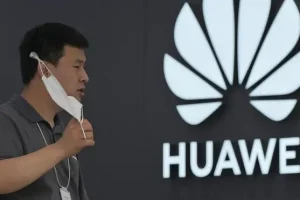 Huawei rolls out its own operating system to smartphones