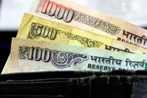 Cash-strapped Pakistan’s rupee plunges amid talks with IMF