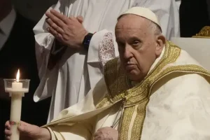 Pope Francis returns to public eye for Easter vigil Mass