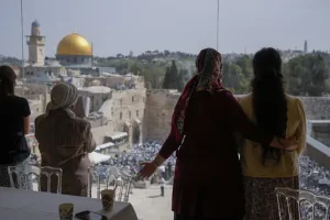 Tensions build around Jerusalem shrine after Syria rocket attack
