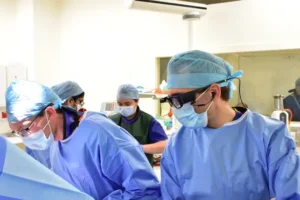 Doctors perform heart procedure with aid of remote support glasses