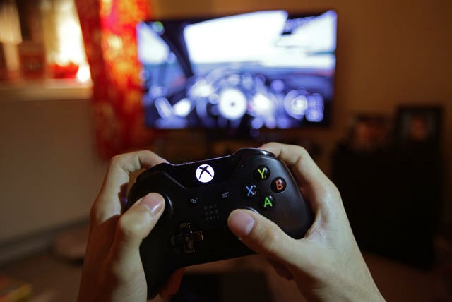2-18357971-1 Person playing an Xbox