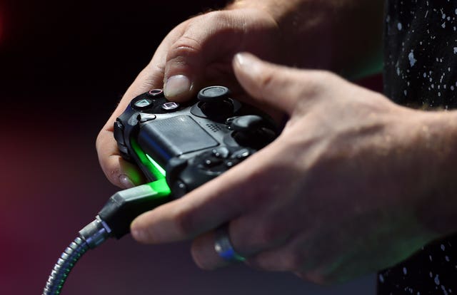 2-28719744 Gamers play on a PlayStation 4