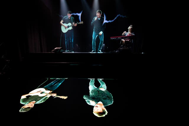 2-56070292 Interactive hologram performance