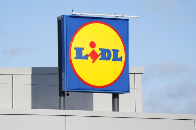 2-70500633 Supermarket logo fight