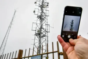 Mobile operators to build and share 200 new masts to boost phone signal