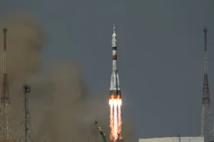 Russian-US space crew en route to International Space Station