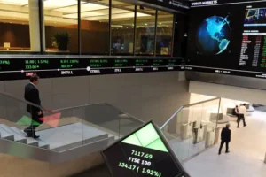 UK stocks stabilise as energy gains offset retail losses