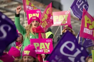 Primary schools shut as teachers strike in pay dispute