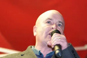 Mick Lynch urges Keir Starmer not to be ‘vanilla politician’ and to back workers