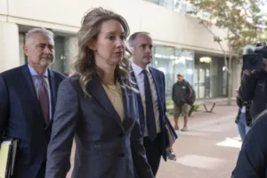 Former Theranos chief Elizabeth Holmes ‘a flight risk’, say prosecutors