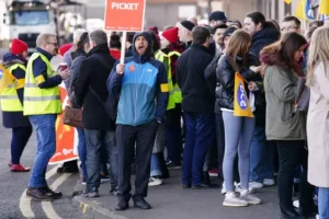 Passport Office staff in Scotland ‘relying on food banks’ as strike starts