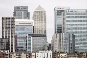Gains for banking stocks help FTSE climb higher