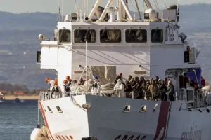 Italy pushes on with migrants crackdown as hundreds land in Sicily after rescue