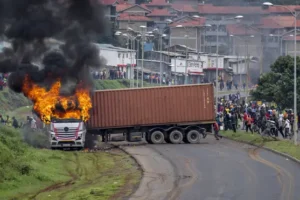 Kenyan riot police clash with anti-government protesters in Nairobi