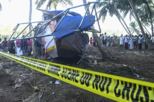 More than 20 people killed as tourist boat capsizes in India