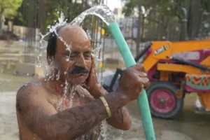 Indian heatwave alert widened as temperatures soar to 45C
