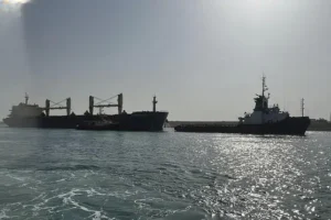 Ship runs aground in Suez Canal