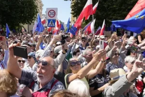 Hundreds of thousands join anti-government march in Poland