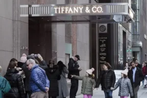 Electrical fire sends smoke billowing from under New York’s famous Tiffany store