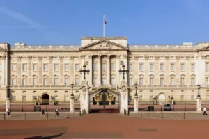 Met Police swoop on Buckingham Palace after man handcuffs himself to gates