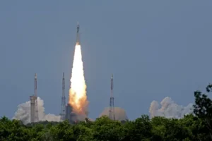 India launches spacecraft on mission to the moon