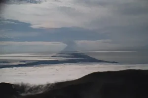 Pilots warned after volcano sends out ash cloud