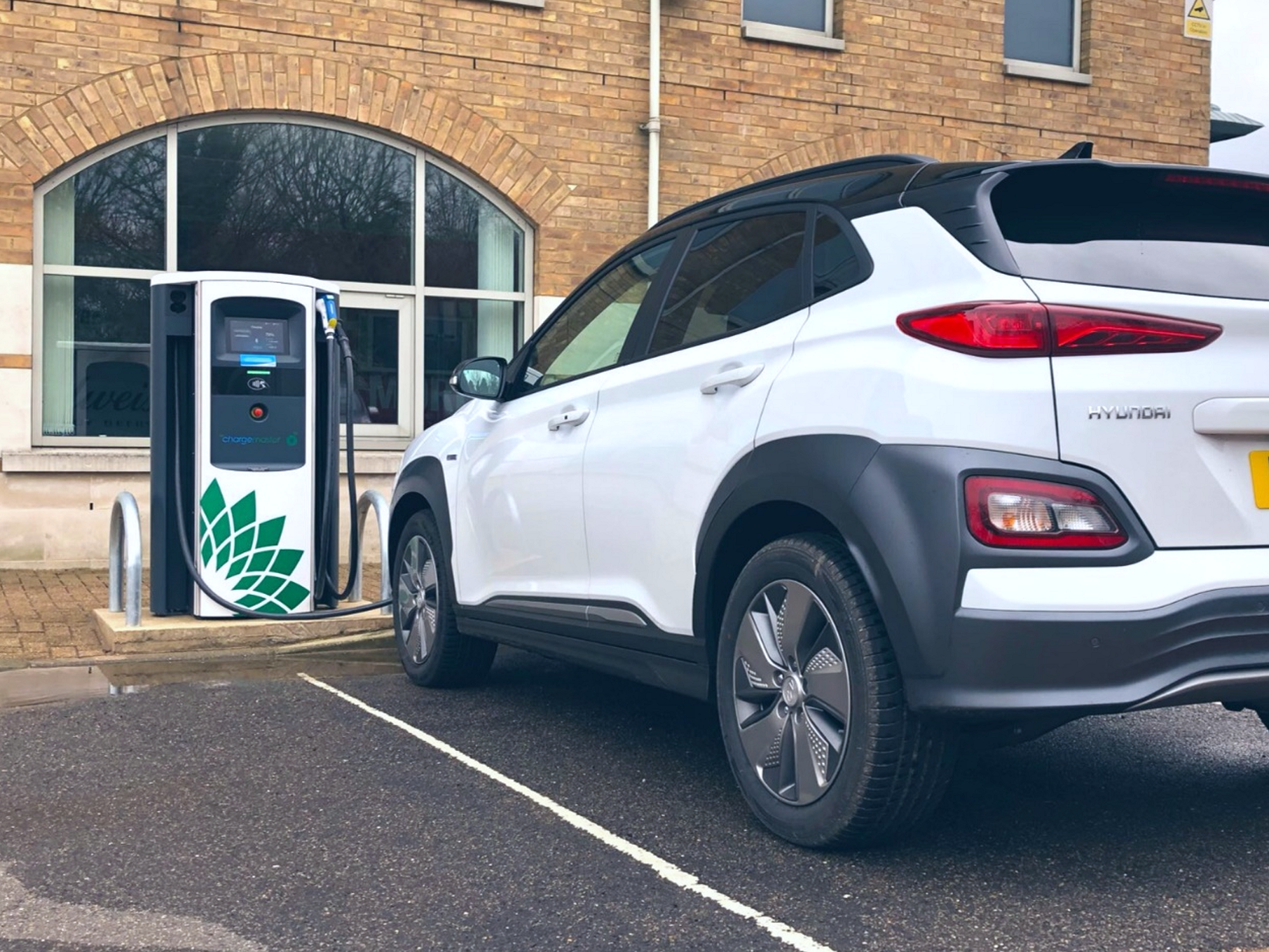 90a80b04-03e8-4073-a1e6-597d8d4a3399 bp Chargemaster 50kW rapid charger with Hyundai Kona