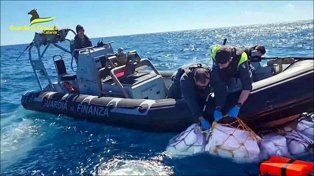 9e359ce9e42c4e84bcadc359caab0e7b Italy Floating Cocaine