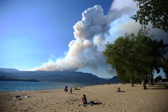 04bc75e50513413eb3b1221921704957-1 Smoke from a wildfire is seen over Okanagan Lake from Kelowna, British Columbia