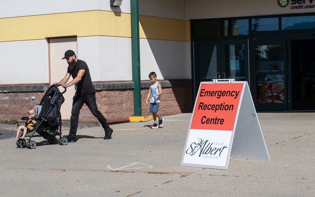 0d3ad0c89b804d04bc271d62cf538152 Evacuation centre sign