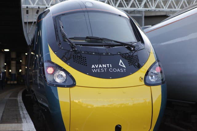 2-70422302-1 An Avanti West Coast train