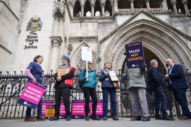 2-71915876 Nurses outside the High Court in central London