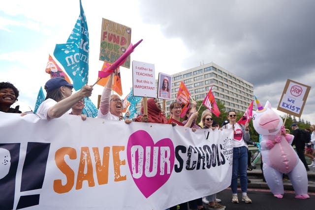 2-72878797 Striking teachers