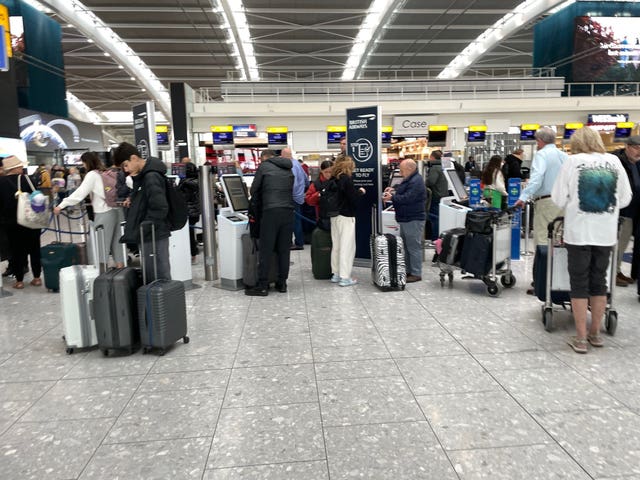 2-73293766 Heathrow passenger figures
