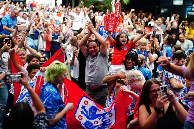 2-73348297 Fans watch Australia v England