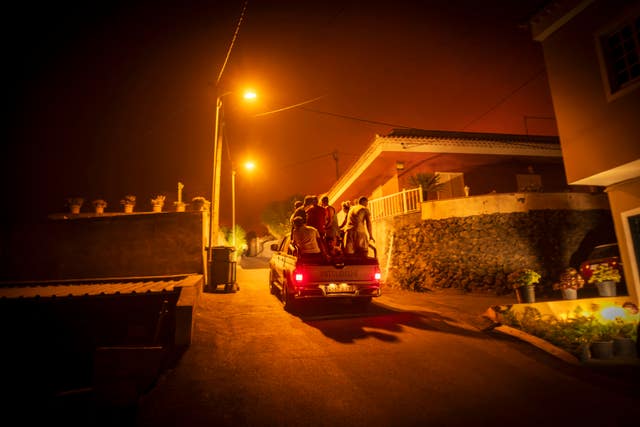 42de586ca6ae410bb46df4b25849fc31 Fire threatens homes