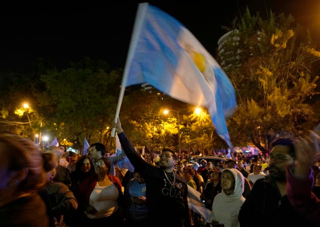 43fdf2abc16a4957a890321c4dd10619 Crowds in Guatemala