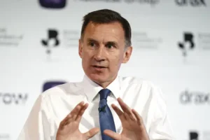 Jeremy Hunt agrees measures with banks aimed at cooling mortgage crisis