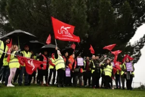 Heathrow Airport security officers dispute ends with new pay deal